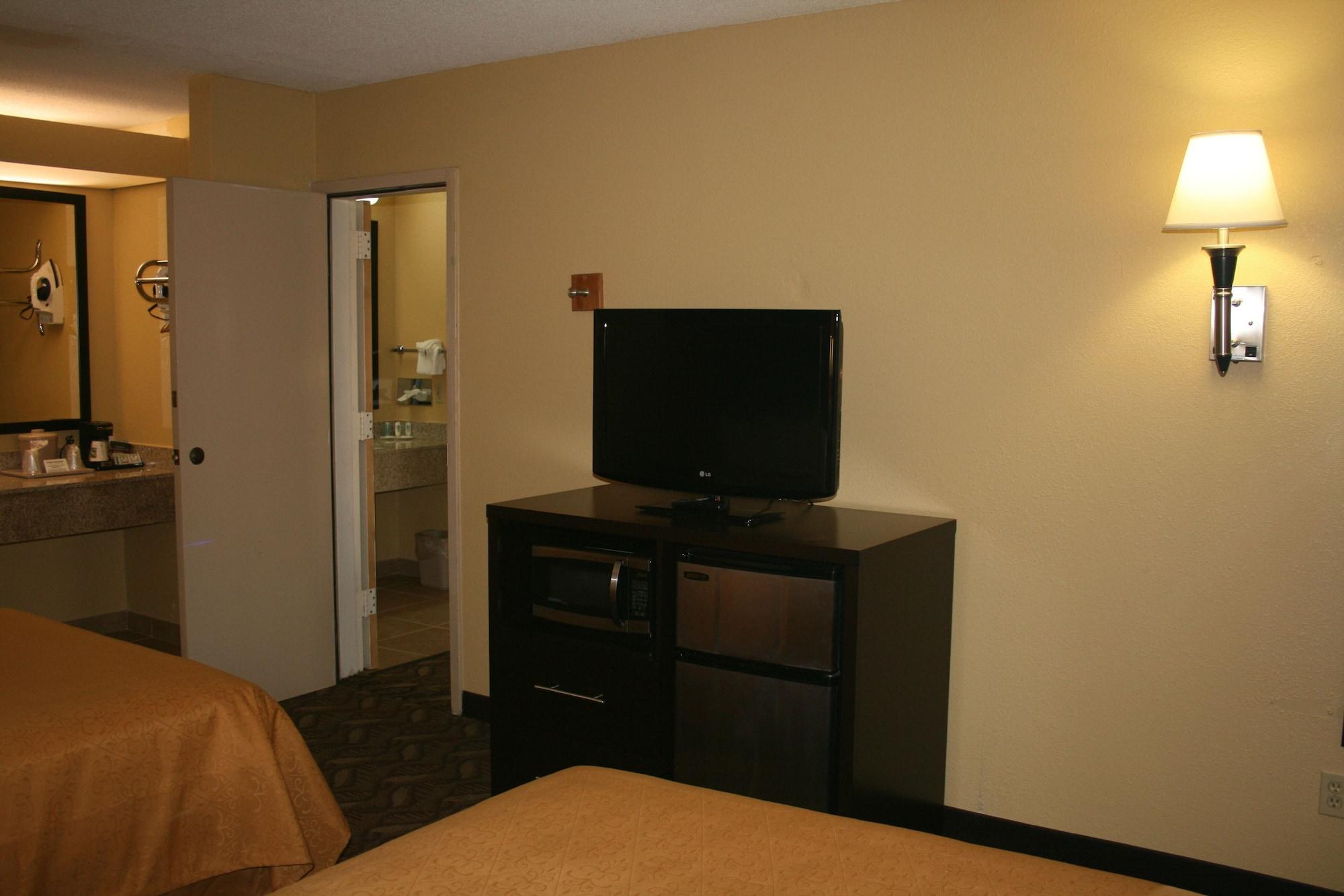 Quality Inn Fredericksburg-Central Park Area Exterior photo