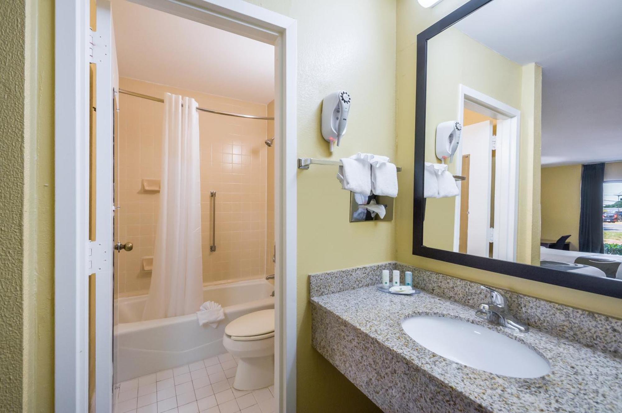 Quality Inn Fredericksburg-Central Park Area Exterior photo
