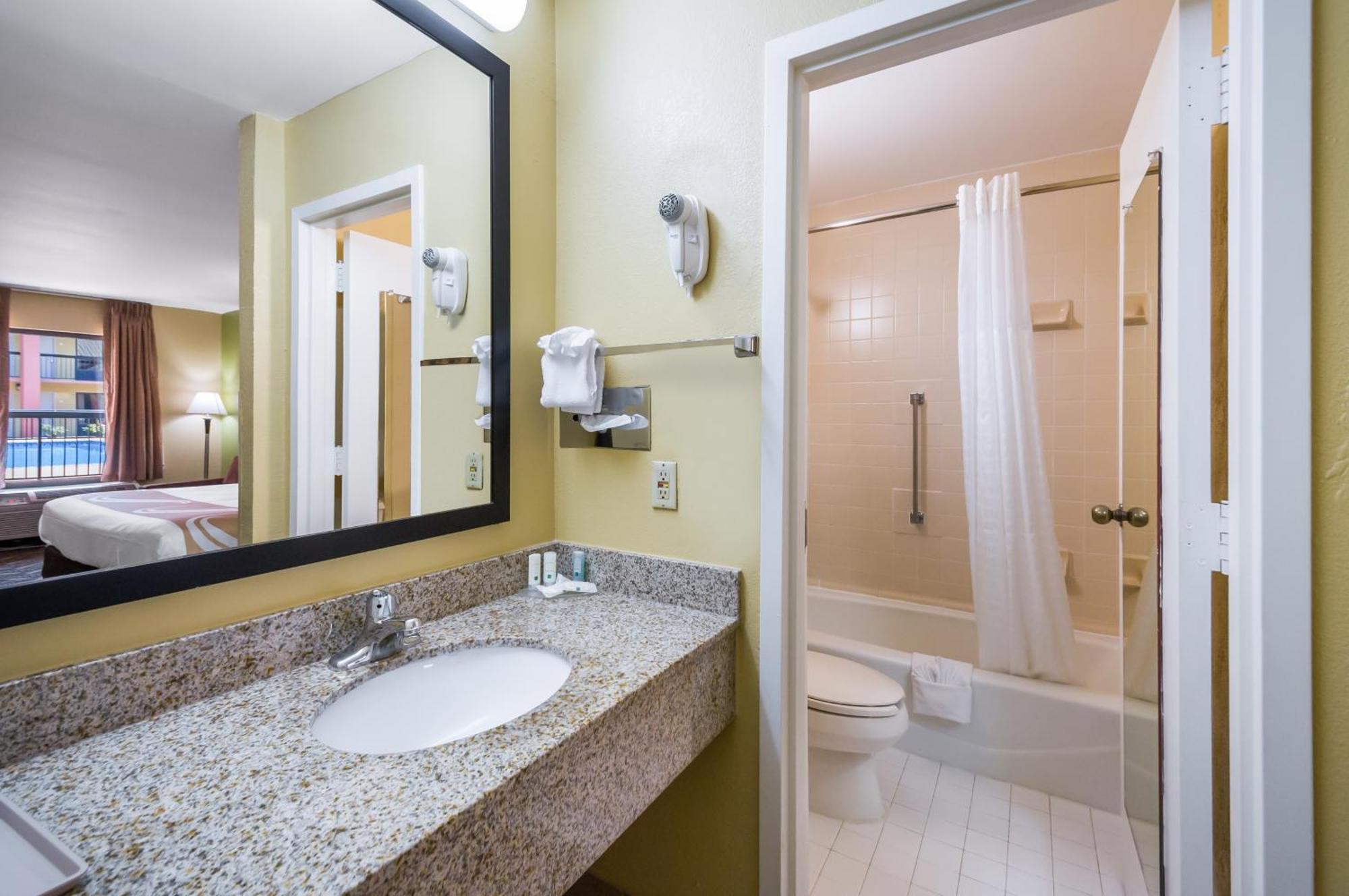 Quality Inn Fredericksburg-Central Park Area Exterior photo