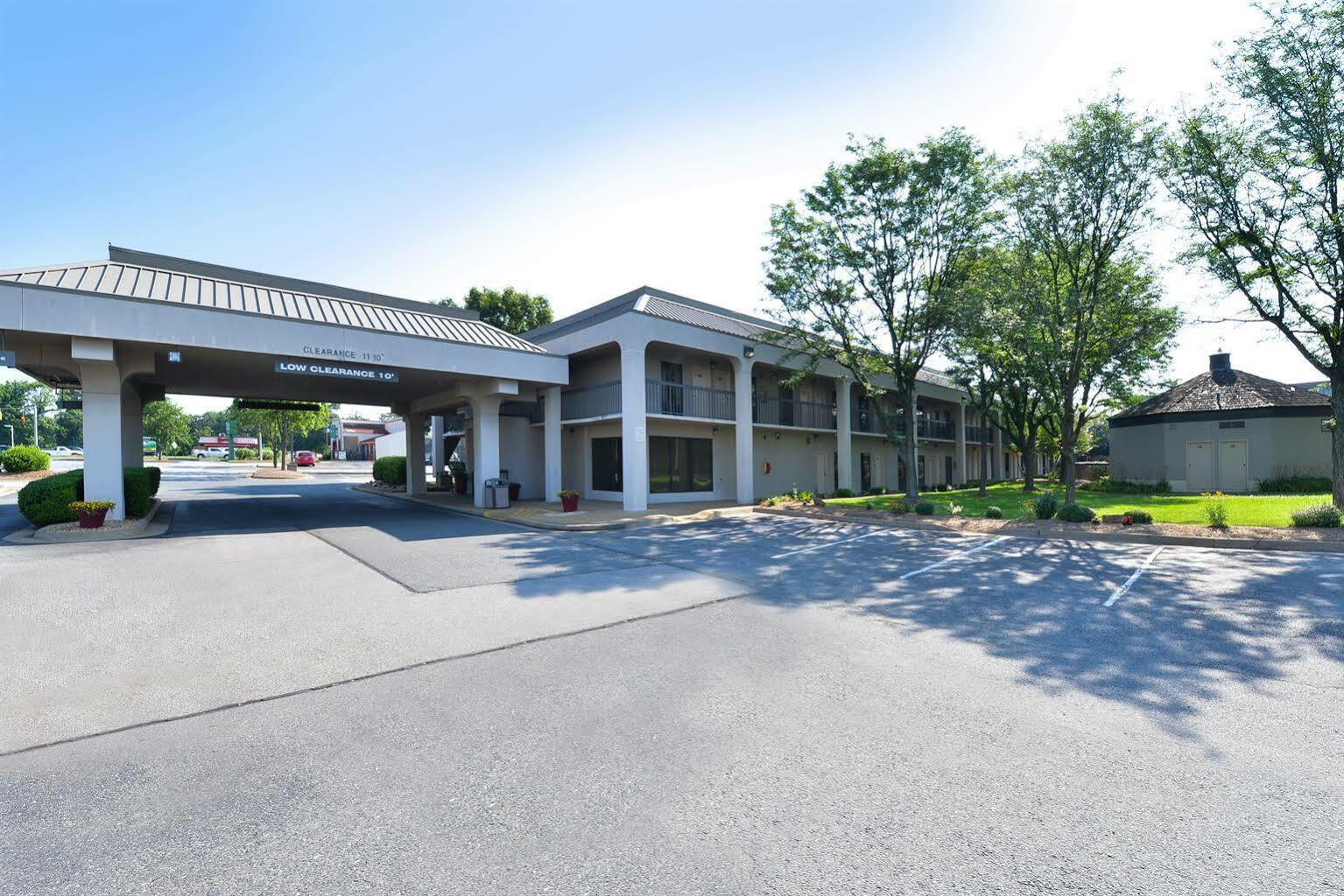 Quality Inn Fredericksburg-Central Park Area Exterior photo